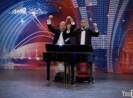Şi grecii au talent: cântă la pian cu penisul (VIDEO)